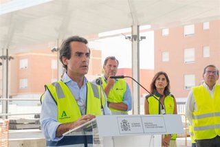 El consejero de Fomento y Movilidad de la Junta de Andalucía, Mario Muñoz-Atanet, interviene tras visitar las obras de la Estación Intermodal de Almería.