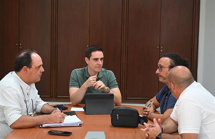El teniente de alcaldesa de Coordinación de Servicios Públicos en el Ayuntamiento de Jerez de la Frontera (Cádiz), Jaime Espinar, en una reunión con representantes de la Asociación Teletaxi.