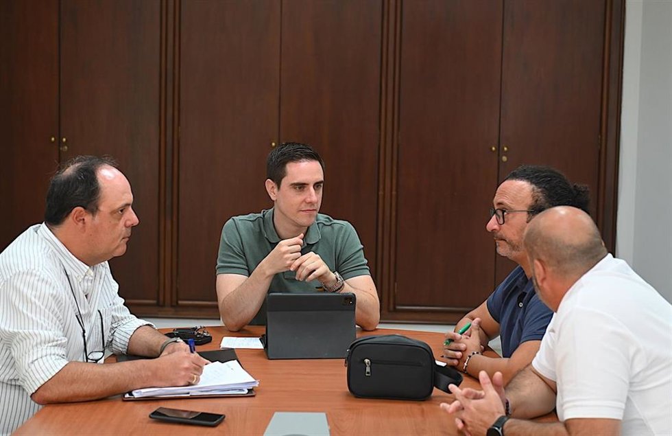 El teniente de alcaldesa de Coordinación de Servicios Públicos en el Ayuntamiento de Jerez de la Frontera (Cádiz), Jaime Espinar, en una reunión con representantes de la Asociación Teletaxi.