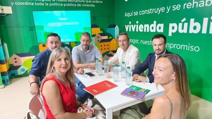 El consejero de Ordenación de Territorio, Urbanismo, Vivienda y Derechos Ciudadanos, Ovidio Zapico, y el director general de Vivienda, Jesús Daniel Sánchez , reunidos con representantes de UGT y CCOO.