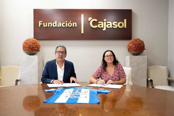 Firma del convenio de colaboración entre la Fundación Cajasol y el C.D. Sporting Club de Huelva.