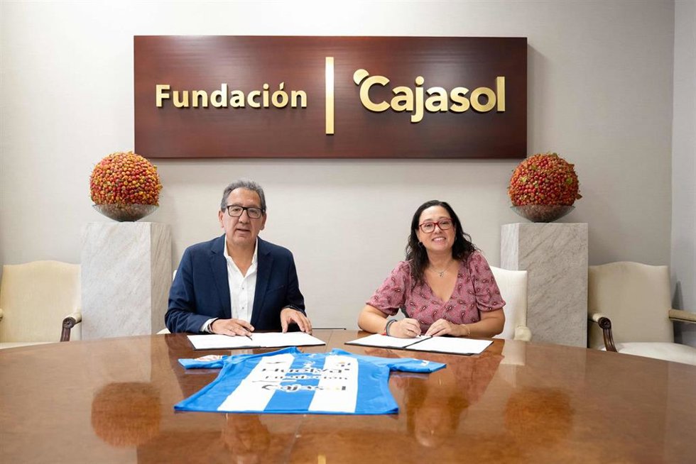 Firma del convenio de colaboración entre la Fundación Cajasol y el C.D. Sporting Club de Huelva.