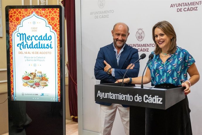 La teniente de alcalde delegada de Comercio y Mercados en el Ayuntamiento de Cádiz, Beatriz Gandullo, y el vicepresidente de la Diputación Provincial de Cádiz, Juancho Ortiz, presentando el Mercado Andalusí de Cádiz