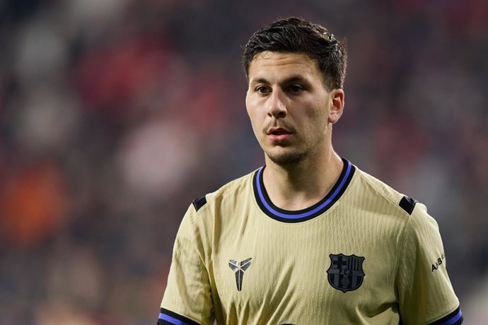 Archivo - Arquivo - Roony Bardghji, do FC Barcelona, observa a partida da LaLiga EA Sports entre o CA Osasuna e o FC Barcelona no estádio El Sadar, em 2 de maio de 2026, em Pamplona, Espanha.