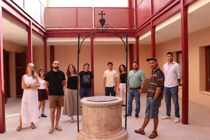 El alcalde de Sant Llorenç, Jaume Soler (derecha), con miembros del Ibjove y del Mubrot.