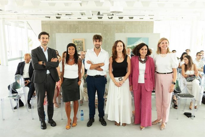 Caja Rural y Asturmanager reivindican el potencial del medio rural para emprender. En la foto Pedro Carro, Patricia Barbi, Miguel Iglesias, Ana Labad, Pilar Martínez y Eva Pando.