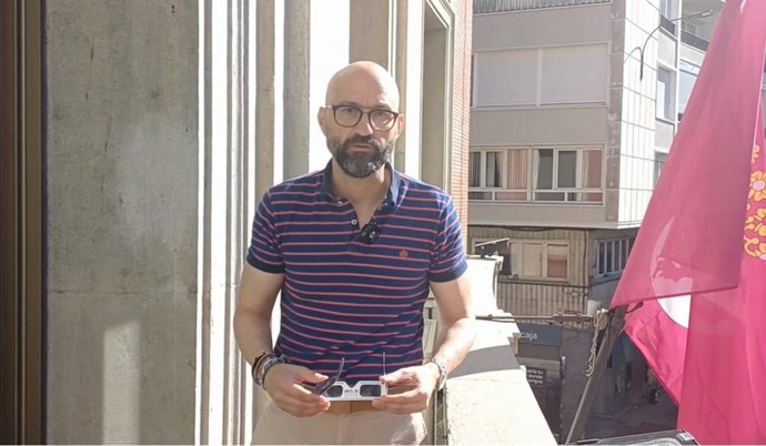 El subdelegado del Gobierno en León, Héctor Alaiz Moretón, ha realizado un llamamiento a la ciudadanía para que disfrute del eclipse de Sol en la jornada de mañana con responsabilidad y prudencia.