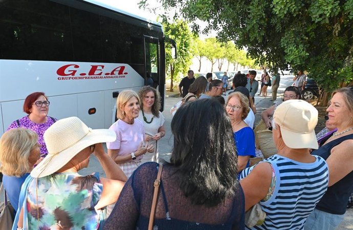 La alcaldesa de Jerez de la Frontera (Cádiz), María José García-Pelayo, acompaña a los vecinos de Torremelgarejo en el programa 'Súbete al autobús del verano'