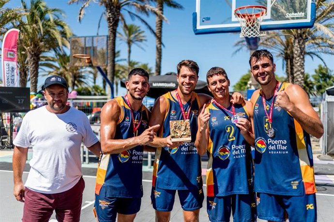 El equipo de baloncesto 3x3 Poema del Mar tras su victoria en Vigo y lograr su participación par el circuito FIBA en Phoenix (EEUU) este mes de septiembre.