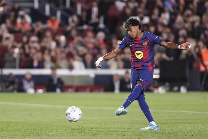 Archivo - El jugador del FC Barcelona Lamine Yamal durante un partidon de Liga con el FC Barcelona.