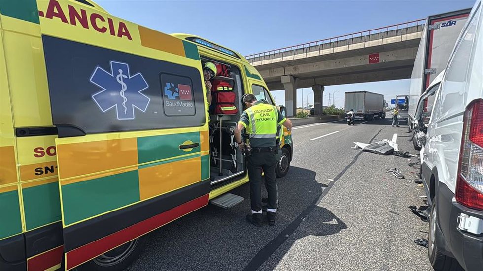 Muere un hombre de 44 años tras quedar atrapado en su furgoneta en un accidente con un camión en la M-45