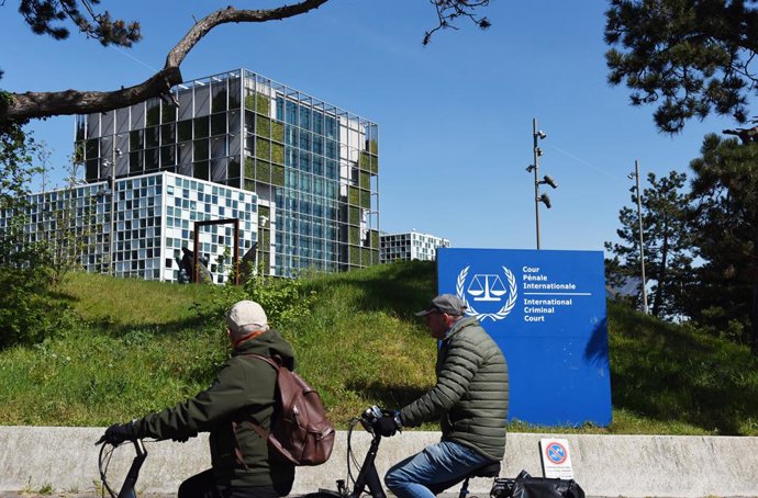 Archivo - Arquivo - HAIA, 23 de abril de 2026  -- Pessoas passam de bicicleta em frente ao Tribunal Penal Internacional (TPI) em Haia, na Holanda, em 23 de abril de 2026. PARA ACOMPANHAR A MATÉRIA “TPI confirma julgamento contra o ex-presidente das Filipi