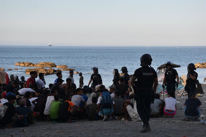 Centenas de migrantes recebem atendimento médico de profissionais do INGESA e voluntários da Cruz Vermelha na praia do Trampolín, em 7 de agosto de 2026, em Ceuta (Espanha). Profissionais do Instituto Nacional de Gestão Sanitária (INGESA) e volu