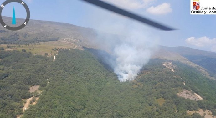 Más de una veintena de medios aéreos y terrestres trabaja para extinguir un incendio en Quisicedo (Burgos)