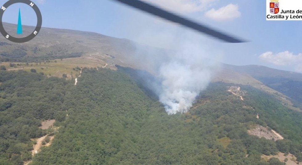 Más de una veintena de medios aéreos y terrestres trabaja para extinguir un incendio en Quisicedo (Burgos)