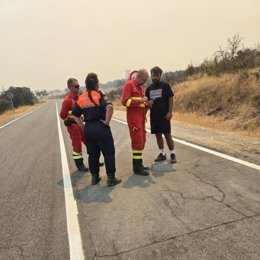 Miembros de Protección Civil de Huelva capital se desplazan para ayudar en el incendio de Niebla.