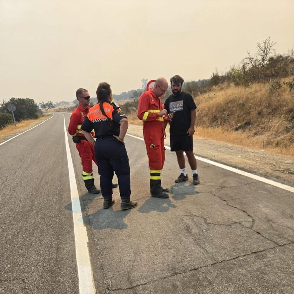 Miembros de Protección Civil de Huelva capital se desplazan para ayudar en el incendio de Niebla.