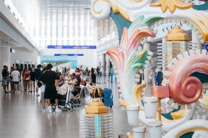 Castelló instala una Gaiata en el Aeropuerto para promocionar las Fiestas de la Magdalena