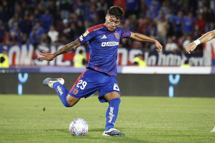 Futbol, Universidad de Chile vs Deportes La Serena Fecha 8, Liga de Primera 2026. El jugador de Universidad de Chile  Lucas Barrera juega el balon durante el partido de la Liga de primera realizado en el estadio Nacional de Santiago,