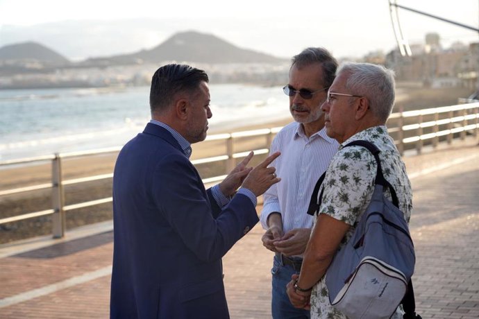 De izq. a der.: Sosa y Morales, de Municipalistas Primero Canarias, y el presidente de Canarias 1.500 km de costa durante un encuentro en Las Palmas de Gran Canaria, para abordar políticas de prevención de ahogamientos.