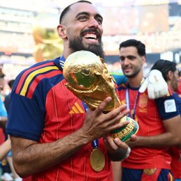 Imagen de Borja Iglesias con la copa del Mundo.
