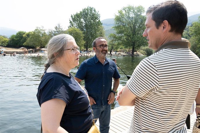 El presidente de la Diputación de Cáceres, Miguel Ángel Moales, visita la piscina natural de Cabezuela del Valle.