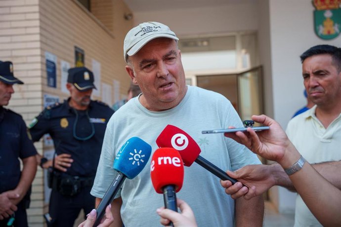 El alcalde de El Madroño Antonio López atiende a los medios  tras la evacuación de los vecinos por el incendio forestal de Niebla (Huelva).