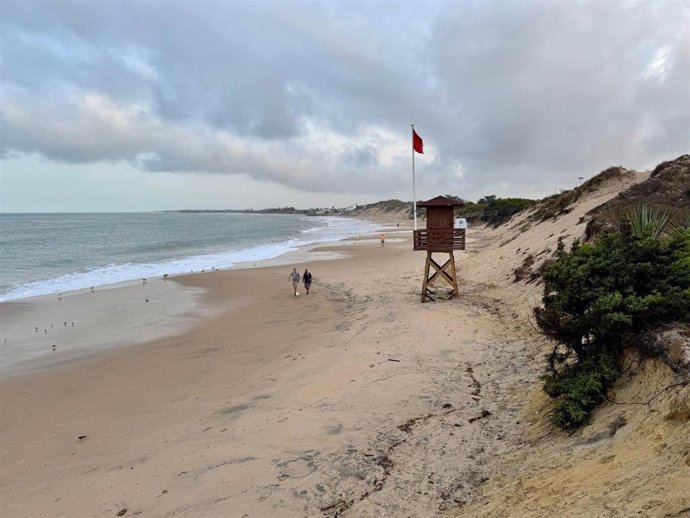 Archivo - Una playa de Rota con la bandera roja en agosto de 2025 por un episodio de mar de fondo.