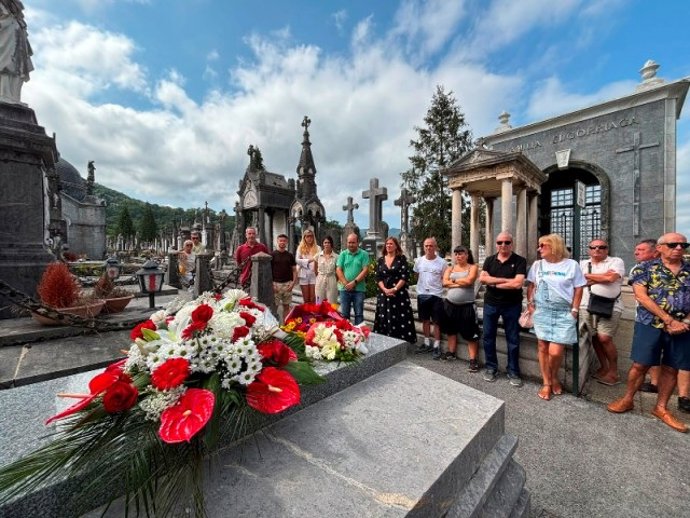 Representantes políticos y asociaciones memorialistas de Irun conmemoran el 90 aniversario del fusilamiento en Pikoketa