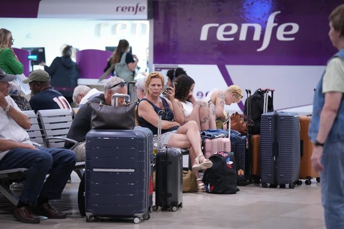 Varias personas en la Estación de Sants.