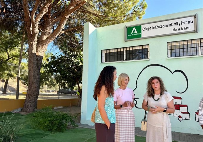 La alcaldesa de Jerez, María José García-Pelayo, en una visita a la barriada rural de Mesas de Asta