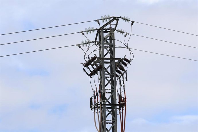 Archivo - Un poste eléctrico, a 14 de marzo de 2025, en Madrid (España). 