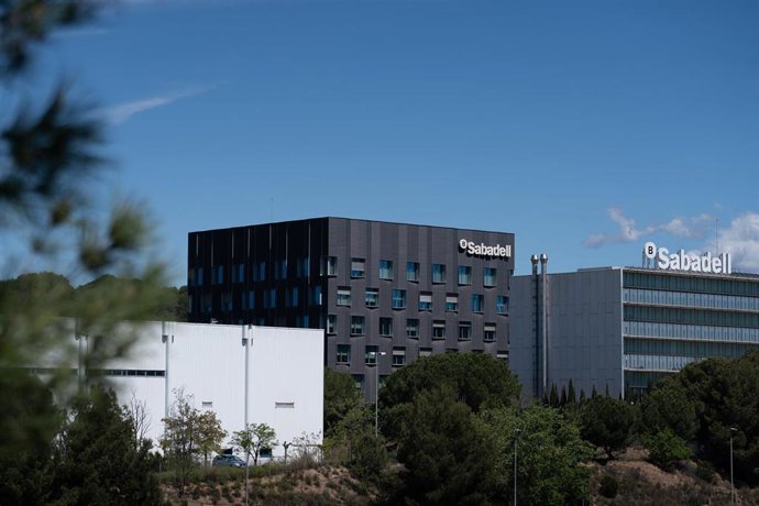 Archivo - Exterior de la sede de Banco Sabadell en Barcelona