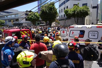 10 August 2026, Colombia, Manizales: Rescue workers arrive to the scene following the 7.4-magnitude earthquake. Photo: Santiago Álvarez/colprensa/dpa