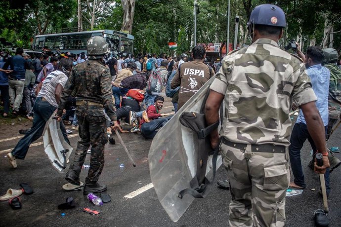 Policías indios reprimen una manifestación en el estado indio de Jharkhand