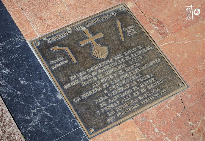 Archivo - Placa del Camino de Santiago en Oviedo.