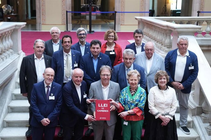Archivo - Representantes de las cámaras de Catalunya tras la entrega de la propuesta de la Ley de Cámaras en el Parlament, a 3 de julio de 2025