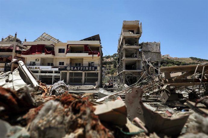 Archivo - Jóvenes libaneses circulan en motocicleta entre los escombros de edificios destruidos por los ataques aéreos israelíes en la ciudad de Nabatieh, en el sur de Líbano