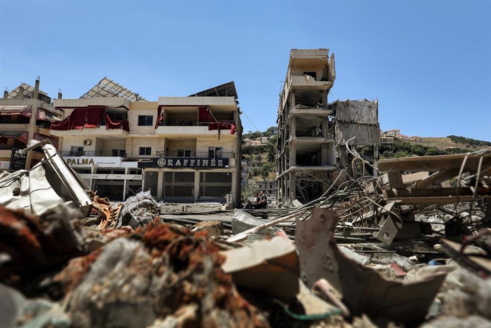 Archivo - Jóvenes libaneses circulan en motocicleta entre los escombros de edificios destruidos por los ataques aéreos israelíes en la ciudad de Nabatieh, en el sur de Líbano