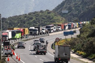 Santiago, 04 de Septiembre de 2025.   Accidente dentro del Tunel Lo Prado genera corte de transito en la ruta 68 hacia Santiago generando atochamiento de kilometros, con buses varados y personas retornando a la V region  Diego Martin /Aton Chile
