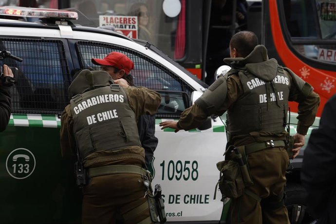 Vina del Mar, 29 de agosto 2025. Personal de carabineros se lleva detenido a un sujeto en Vina del Mar. Raul Zamora/Aton Chile