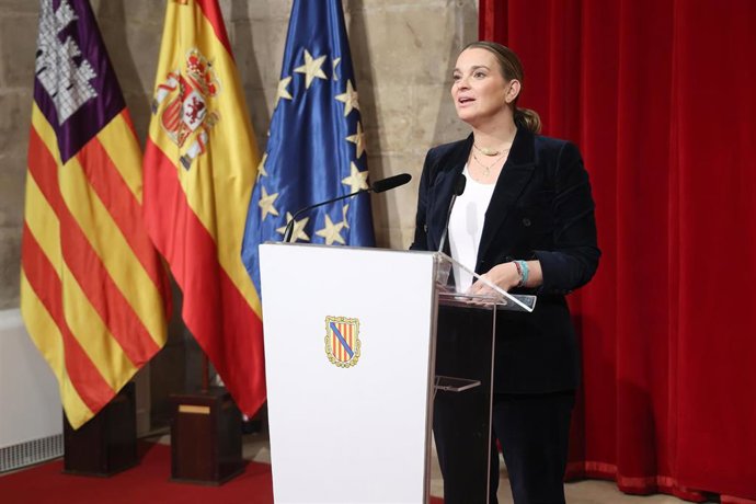 Archivo - La presidenta del Govern balear, Marga Prohens, en una rueda de prensa