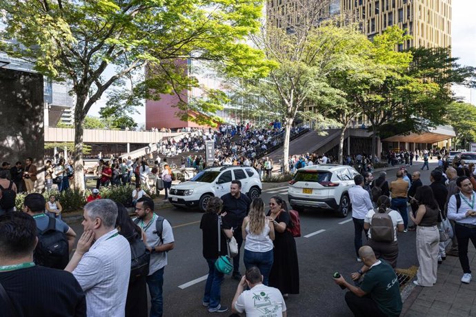 Ciudadanos en las calles de Medellín, Colombia, tras el seísmo de 7,4
