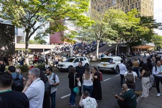 Ciudadanos en las calles de Medellín, Colombia, tras el seísmo de 7,4
