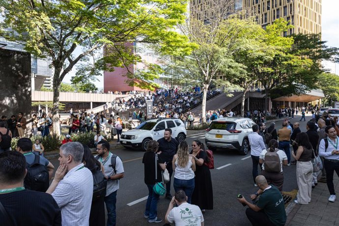 Ciutadans als carrers de Medellín, Colòmbia, després del sisme de 7,4
