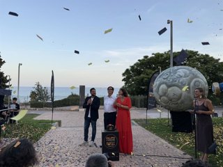 El president de Generalitat, Salvador Illa, la consellera d'Investigació i Universitats, Núria Montserrat, i l'alcalde de Tarragona, Rubén Viñuales, accionen el polsador que dona inici al compte enrere per l'eclipsi