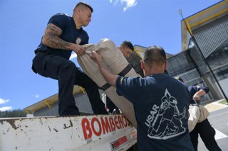 Efectivos de bomberos parten a Cali, Colombia, para hacer frente a los daños del terremoto de 7,4