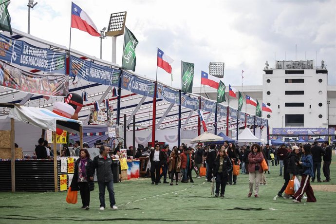 Santiago, 20 de septiembre de 2025.   Publico recorre Fondas y ramadas en la Fonda de Nunoa Corazon de Chile en Estadio Nacional   Diego Martin /Aton Chile