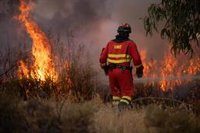 Moreno pide "cautela y prudencia" ante el incendio de Niebla (Huelva) aunque ve "un paso esperanzador" en su evolución