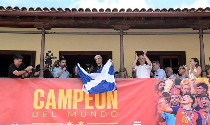 El futbolista Pedri durante el recibimiento que le ha hecho el Ayuntamiento de Tegueste, a 11 de agosto de 2026, en Tegueste, Tenerife, Canarias (España). Tegueste ha homenajeado hoy a su vecino Pedro González “Pedri” por la conquista del Mundial con la s